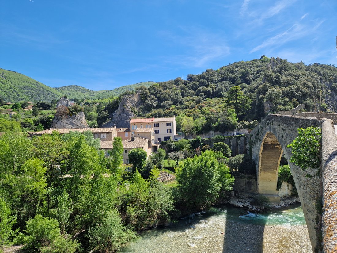 L'Eygues sous le Pont Roman de Nyons, spot de baignade
