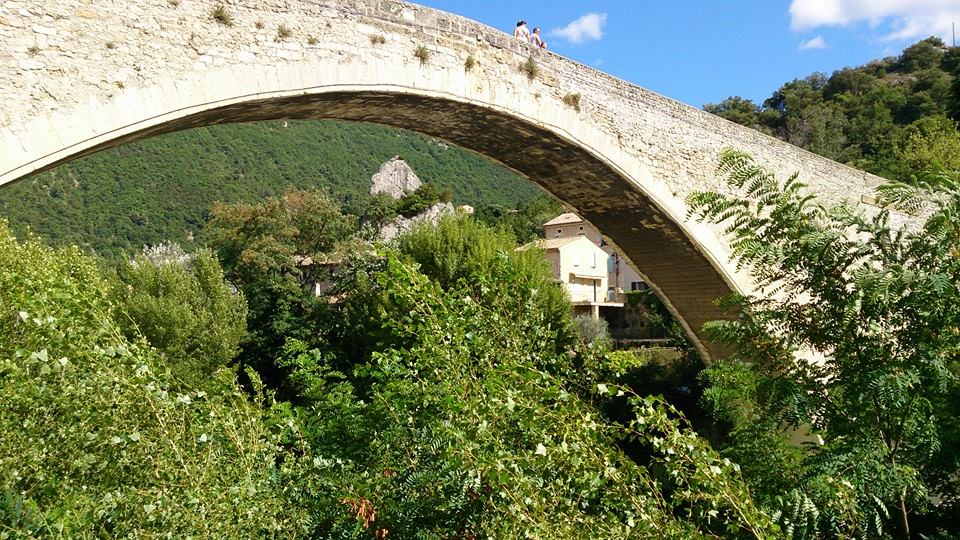 Vue de Nyons et ses maisons en pierre en Drôme Provençale