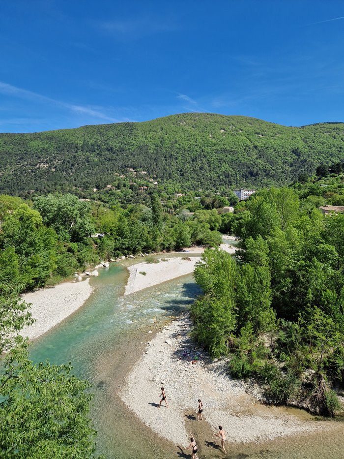 Nyons vue de hauteur, la ville et la vallée de l'Eygues