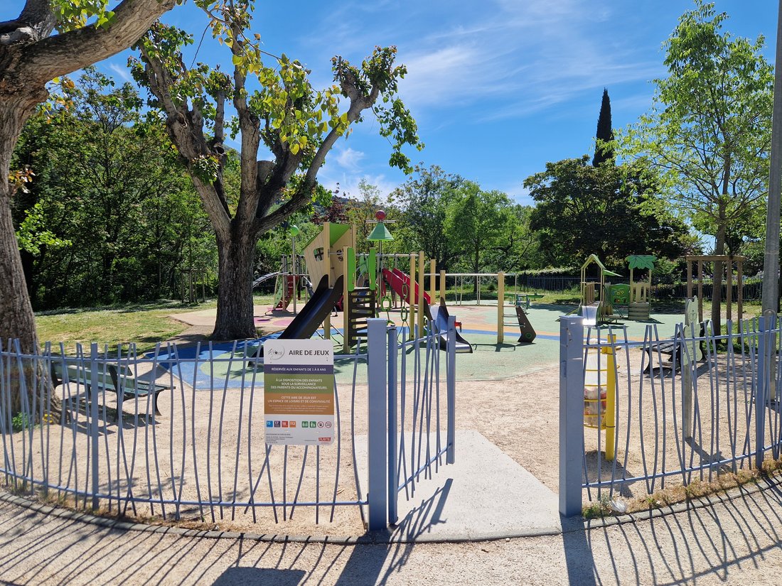 Parc de jeux pour enfants sur la promenade de la digue à Nyons