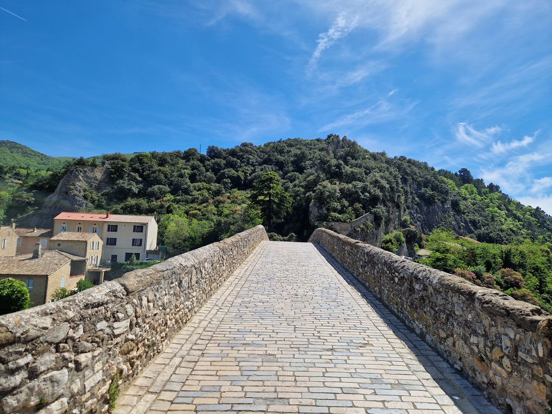 Le Pont Roman de Nyons vu depuis les berges de l'Eygues