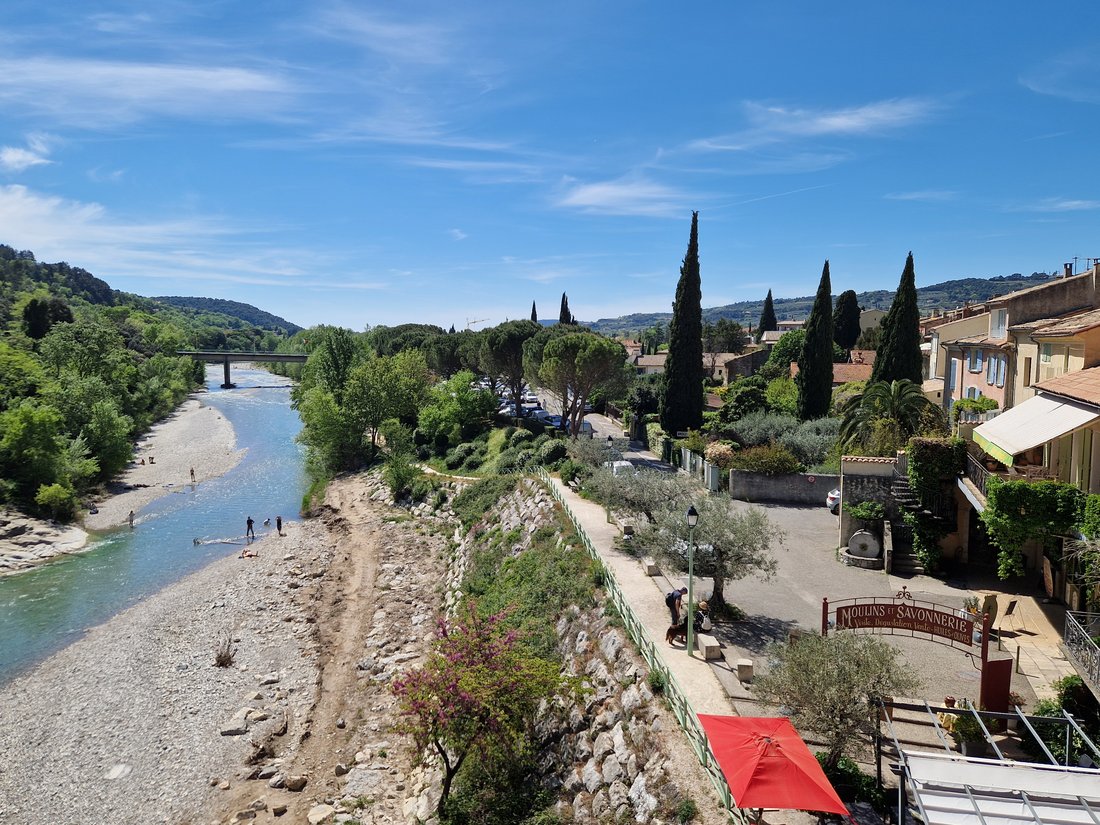 Vue depuis le Pont Roman de Nyons vers les berges de l'Eygues